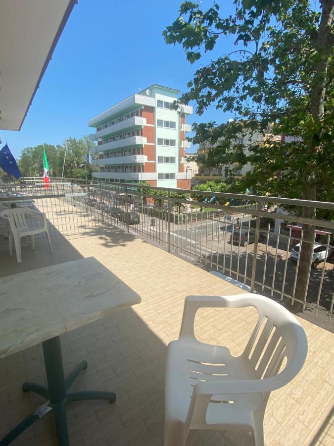 Hotel Nova Dhely Rímini Exterior foto