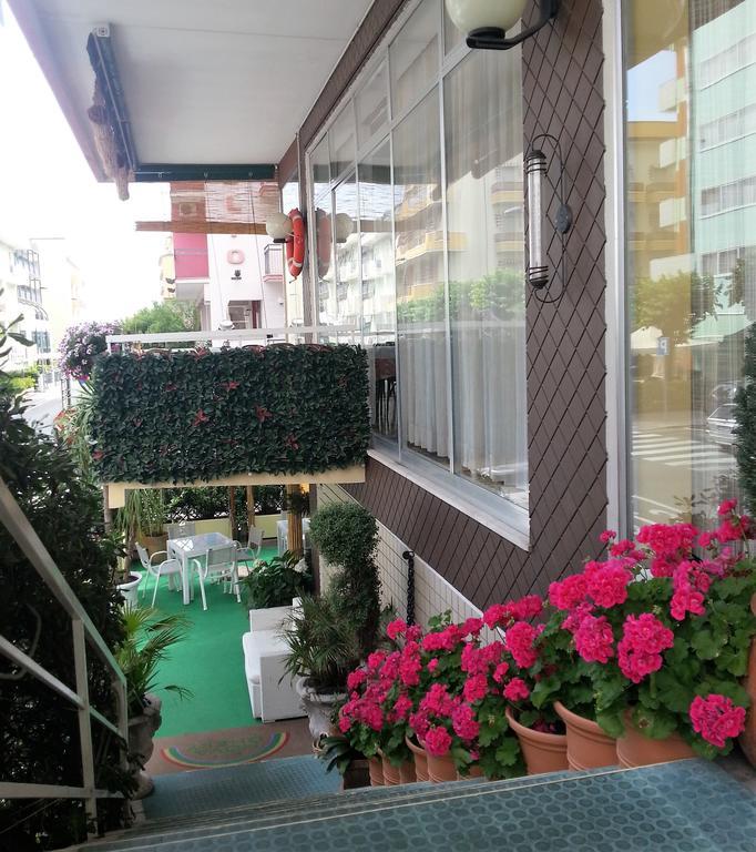 Hotel Nova Dhely Rímini Exterior foto