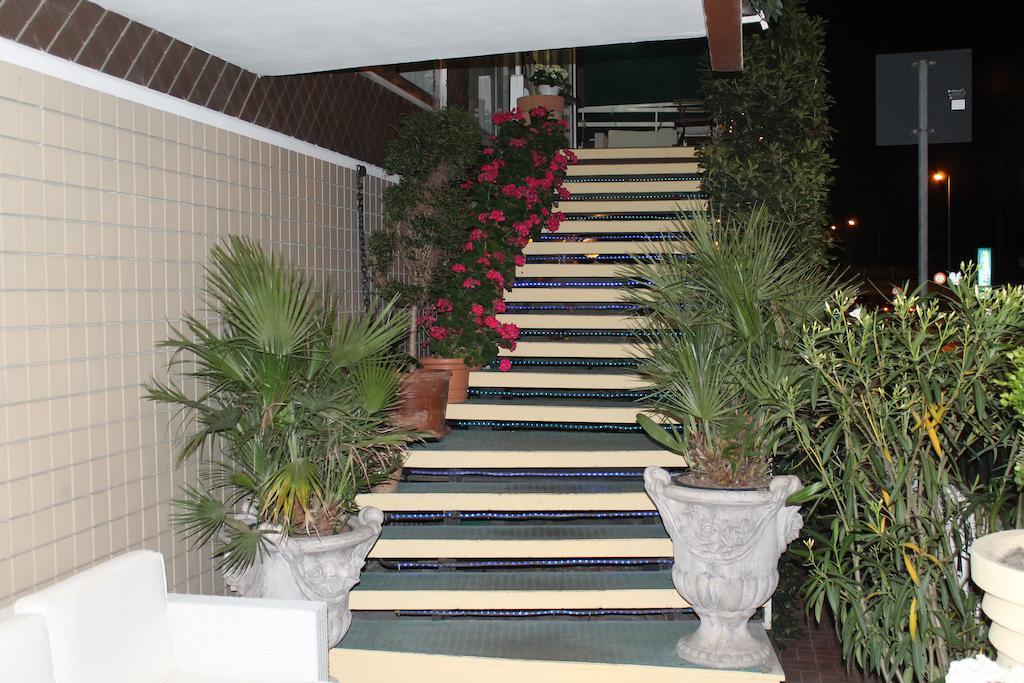 Hotel Nova Dhely Rímini Exterior foto